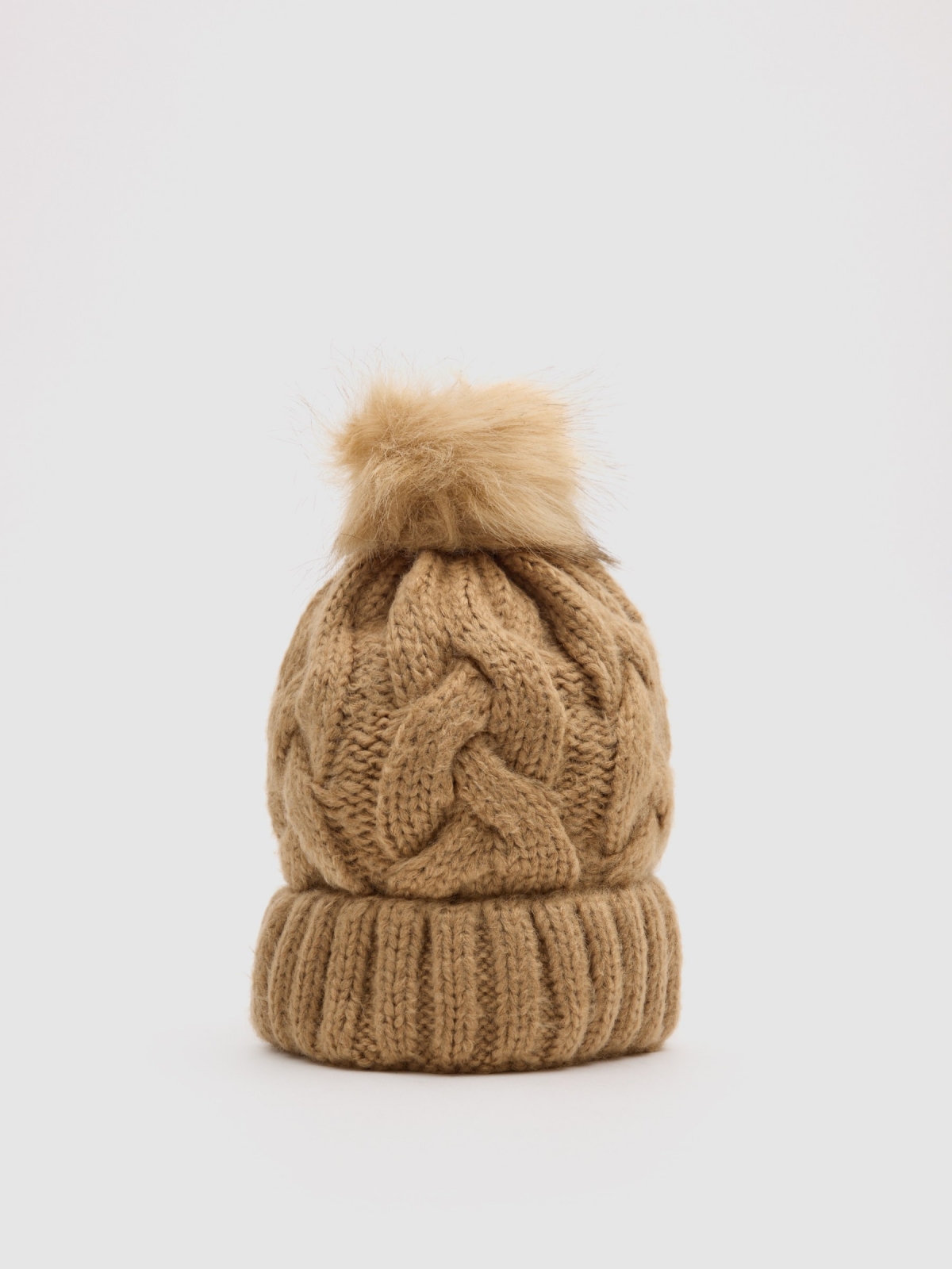 Gorro camel con pompón marrón vista lateral frontal 45º