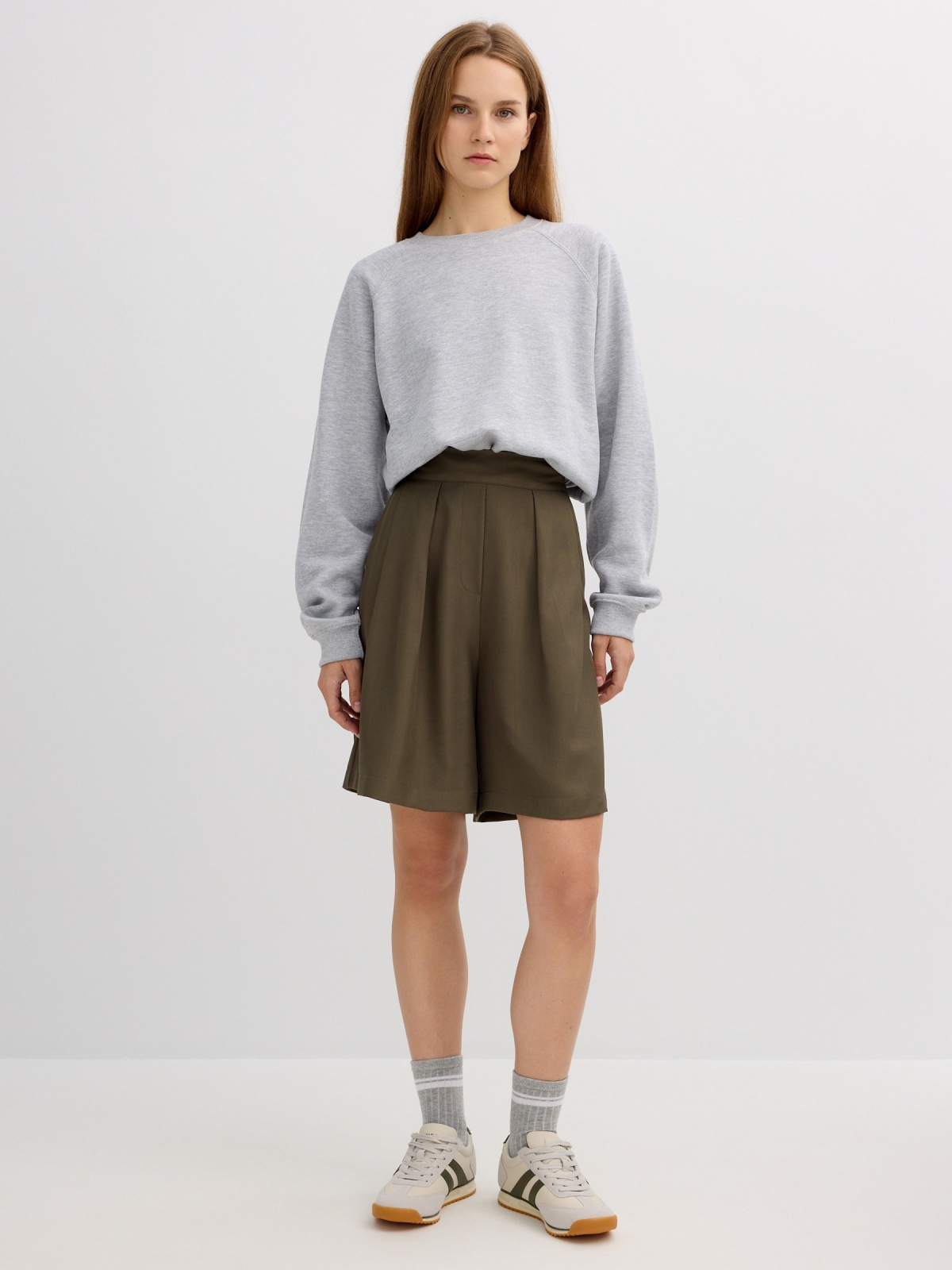 Bermuda lisa verde vista meia frontal