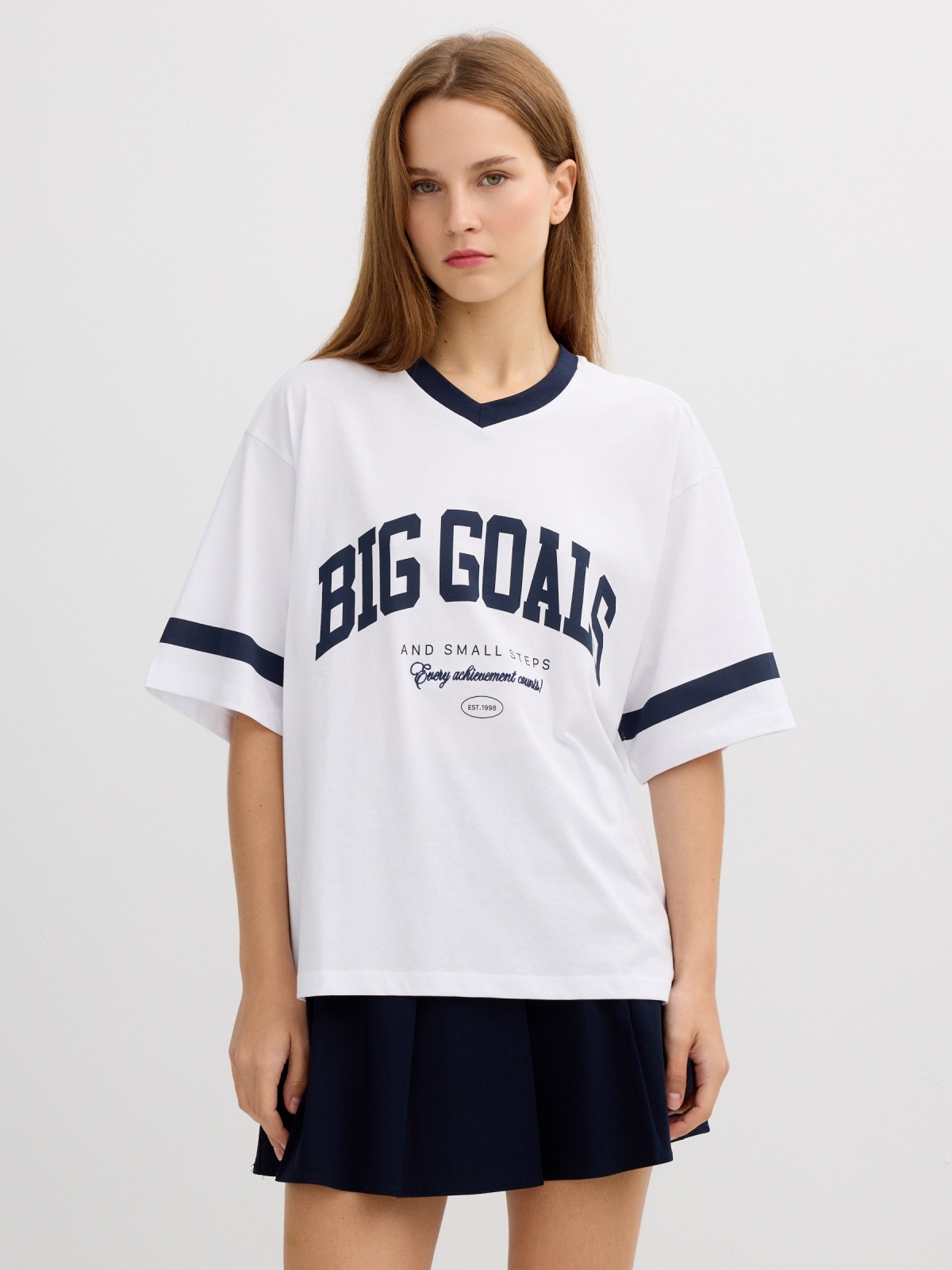 Camiseta deportiva oversize blanco vista media frontal