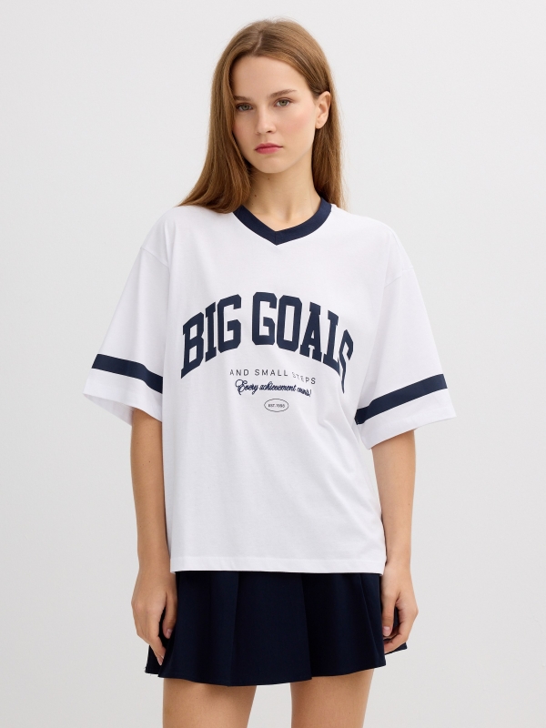 Camiseta deportiva oversize blanco vista media frontal