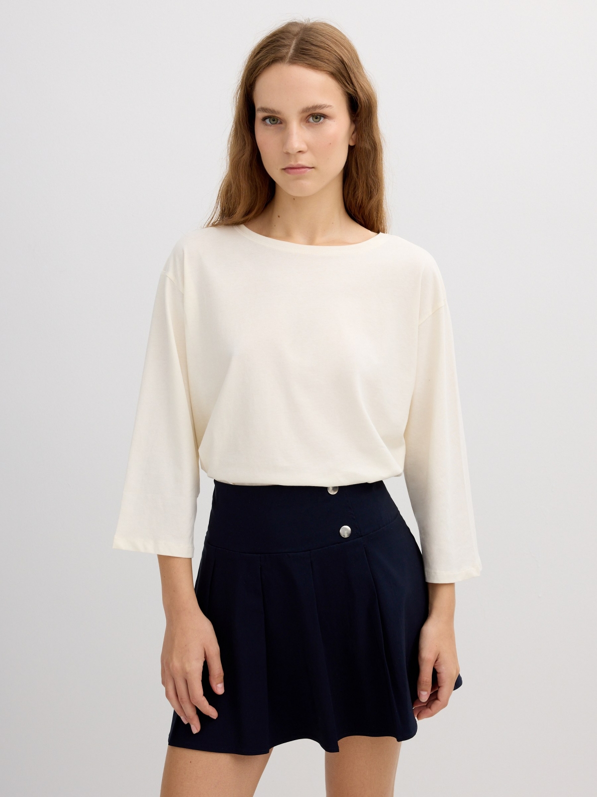 Camisola de algodão decote barco off white vista meia frontal
