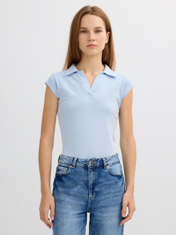 Camiseta polo bordado azul claro vista media frontal