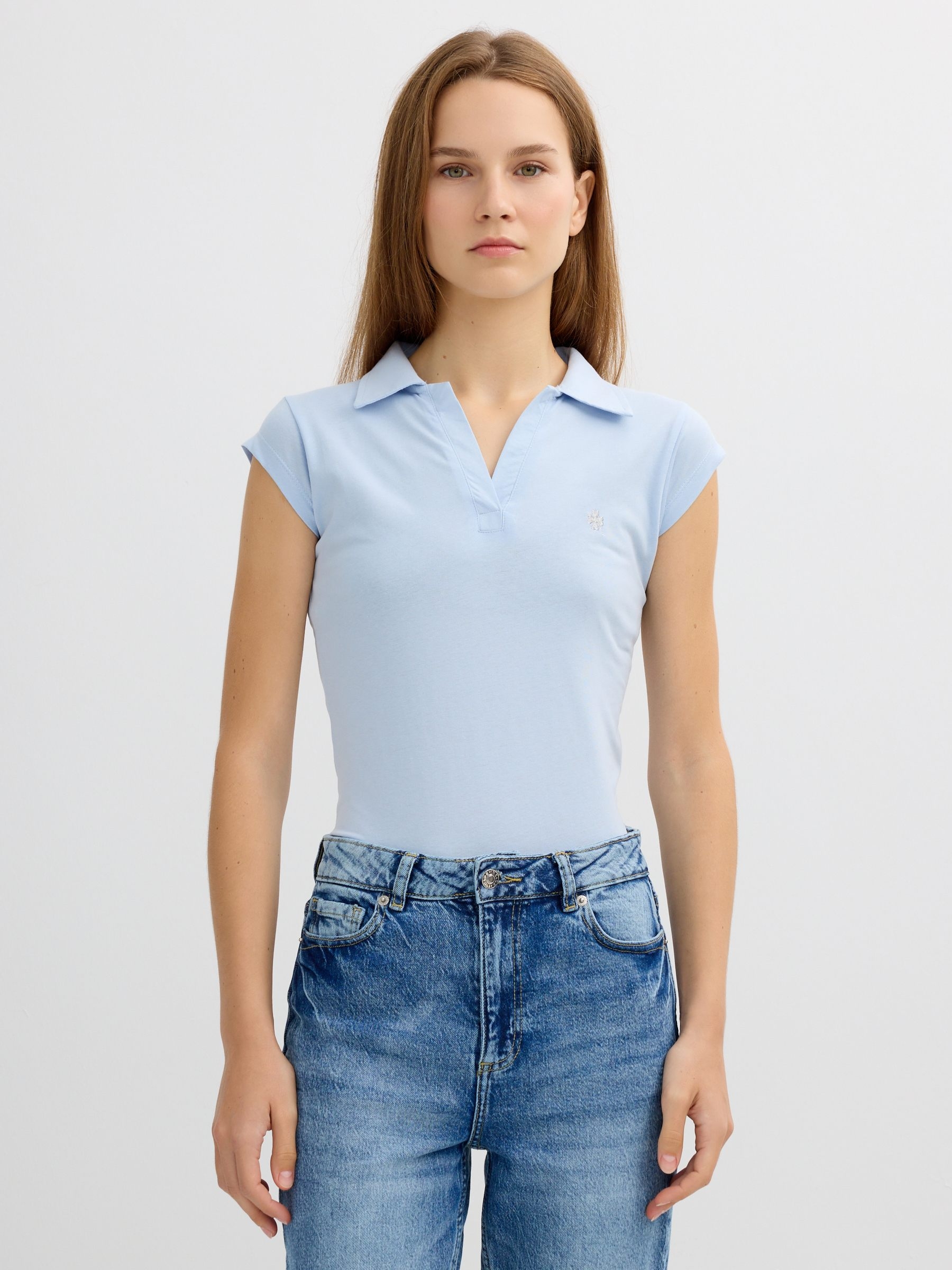  Camiseta polo bordado azul claro vista frontal