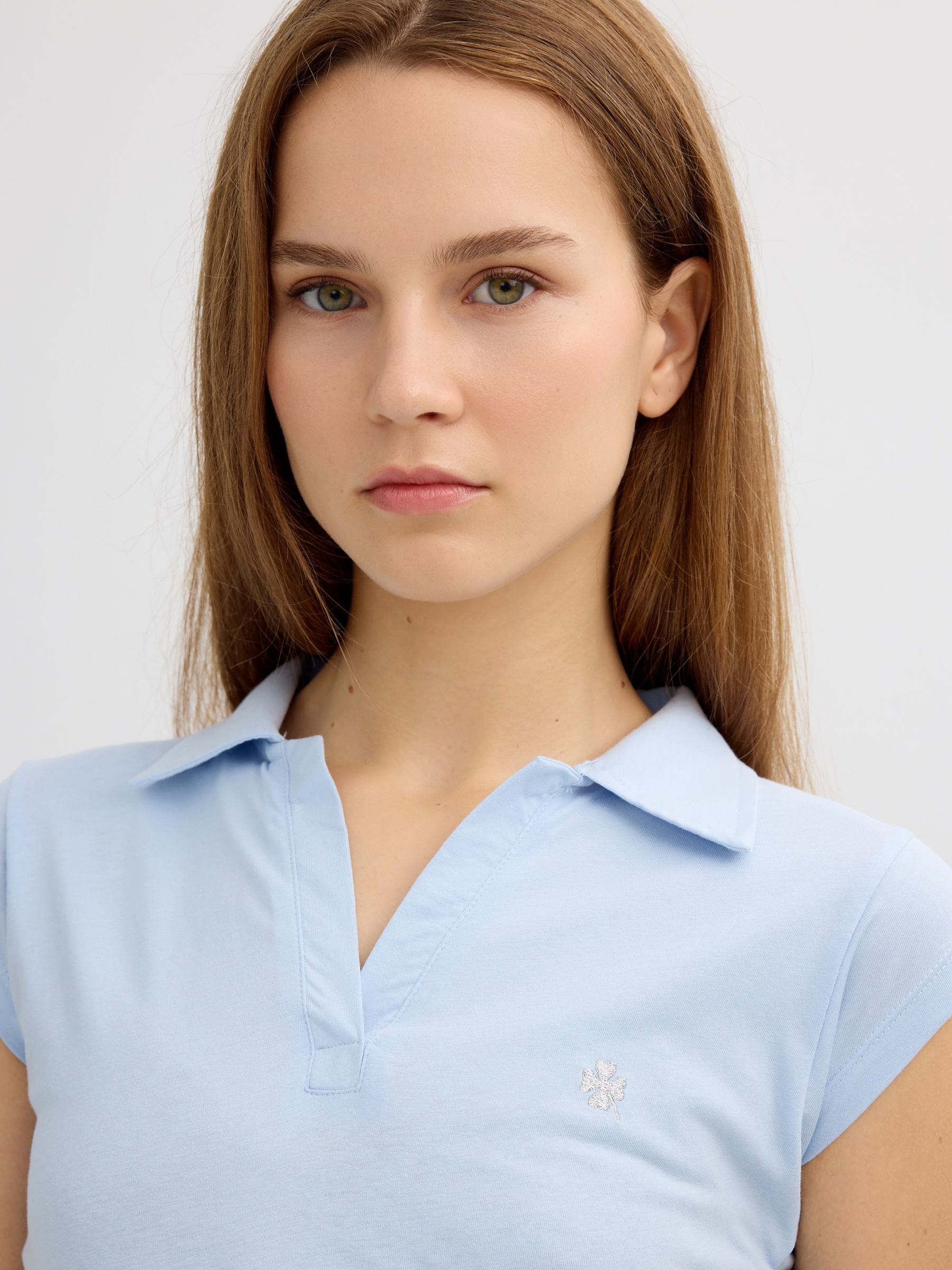  Camiseta polo bordado azul claro vista frontal