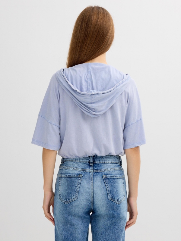 Camiseta con capucha palmera azul vista media trasera