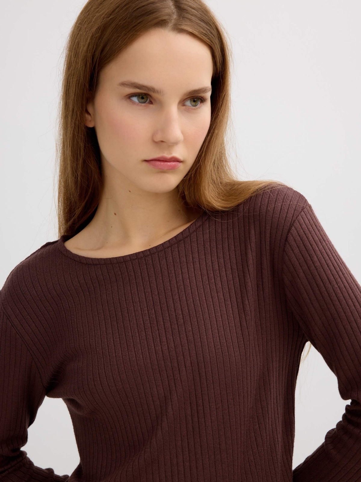 Ribbed long sleeve t-shirt chocolate detail view