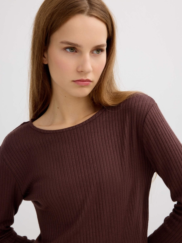 Ribbed long sleeve t-shirt chocolate detail view