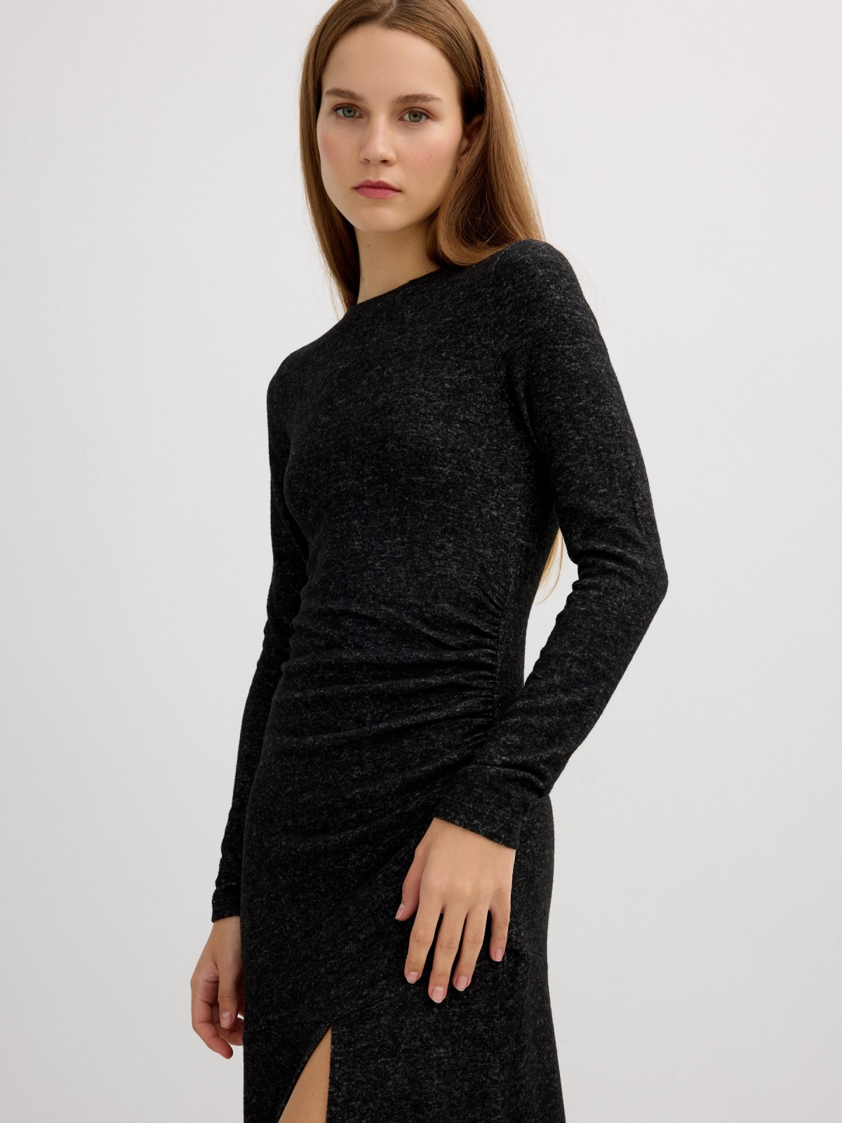 Vestido midi com abertura cinza escuro vista geral frontal