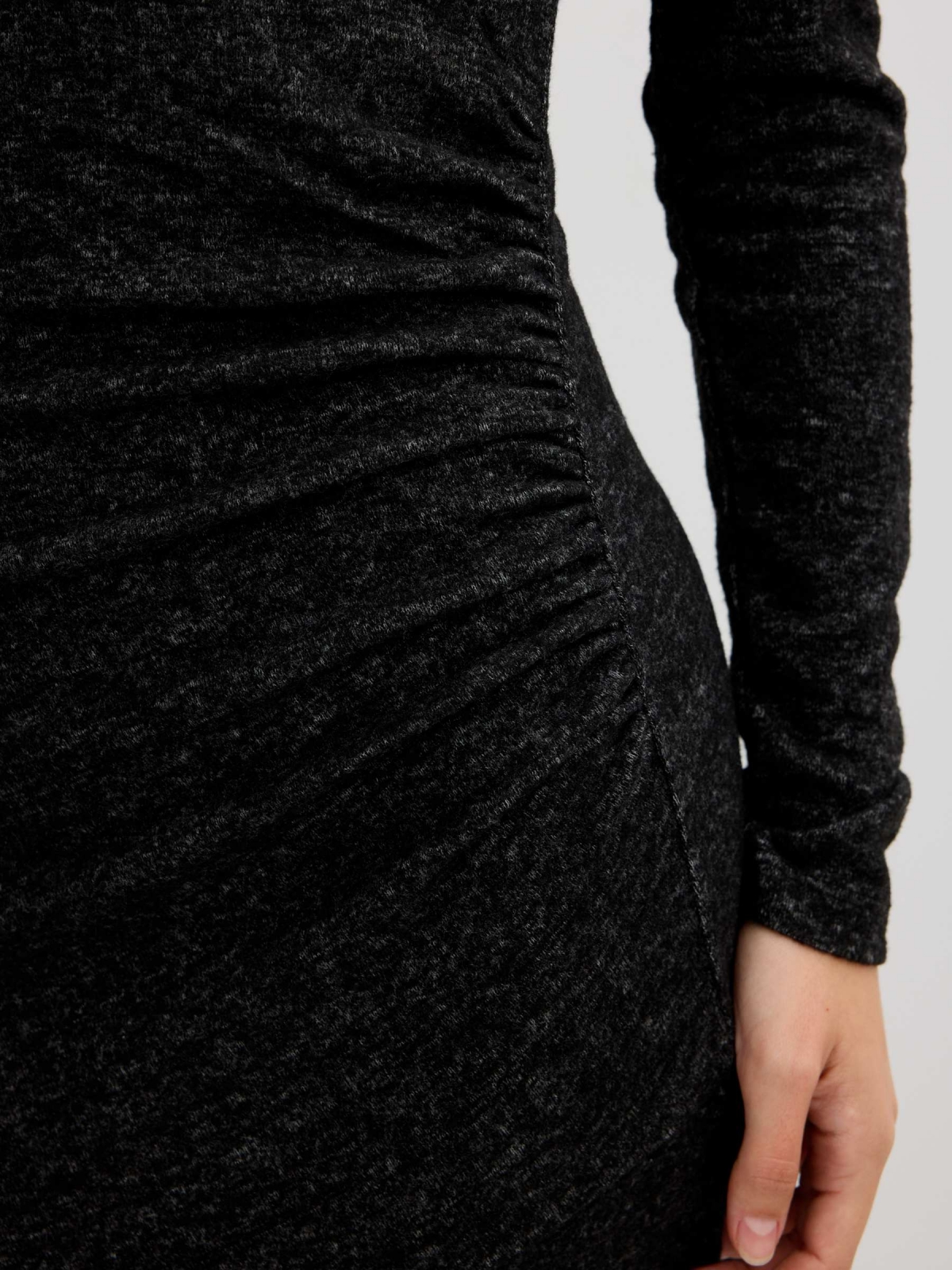 Vestido midi com abertura cinza escuro vista detalhe