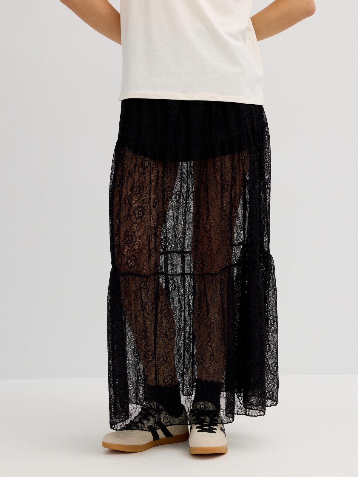 Falda midi de encaje negro vista media trasera