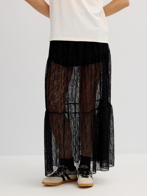 Falda midi de encaje negro vista media trasera