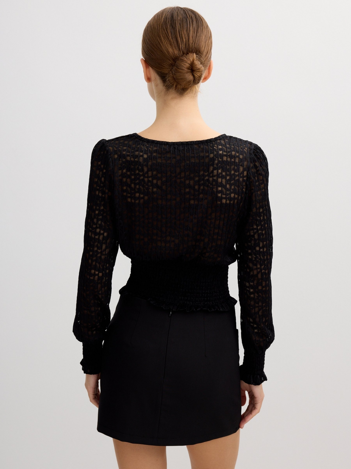 Blusa rendada preto vista meia traseira