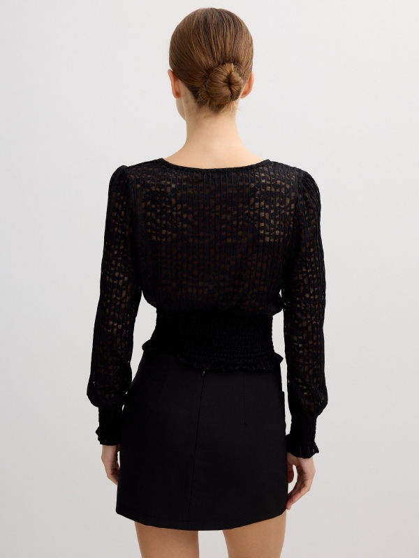 Blusa rendada preto vista meia traseira