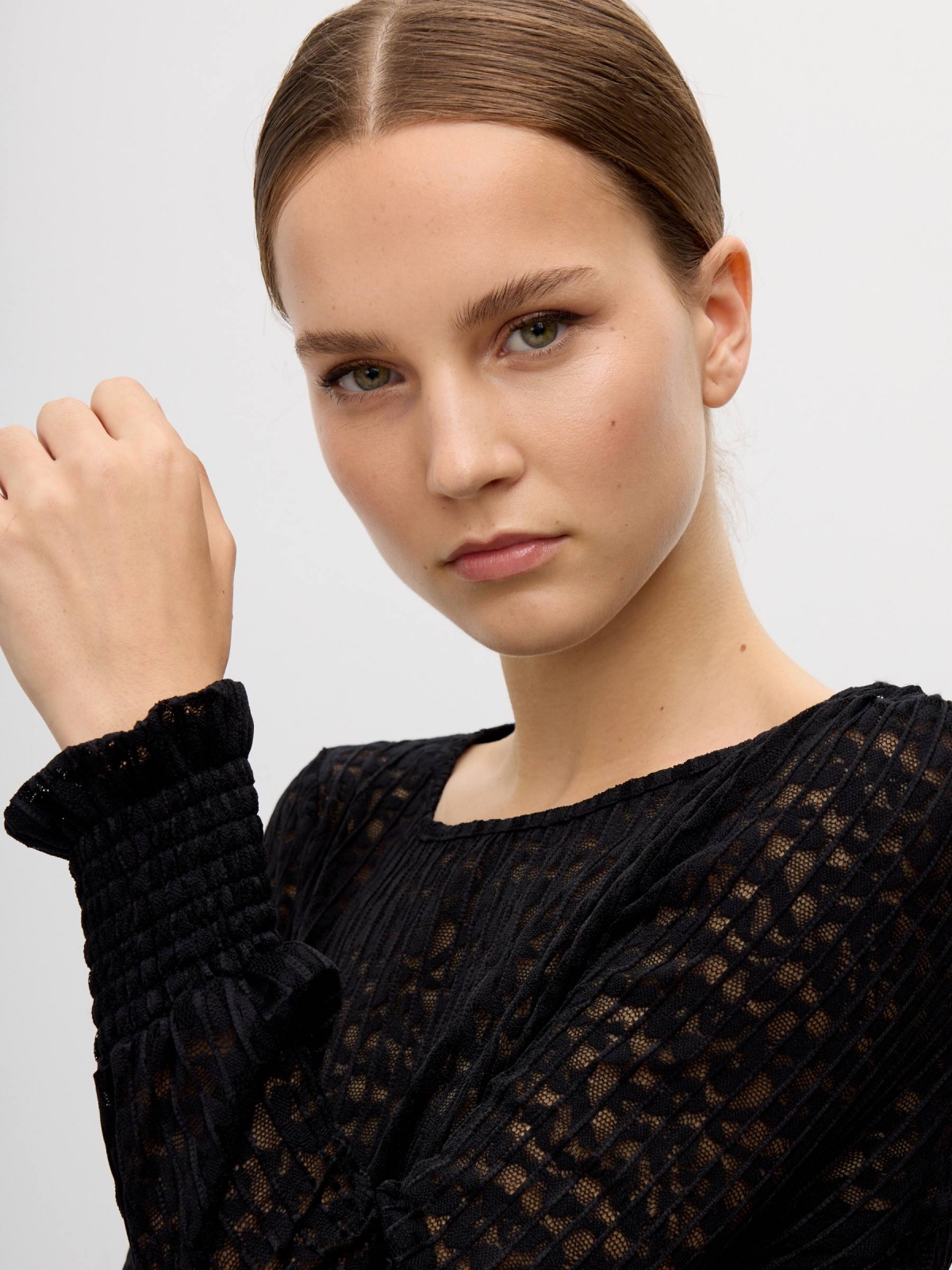 Blusa rendada preto vista detalhe