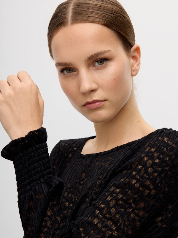 Blusa rendada preto vista detalhe