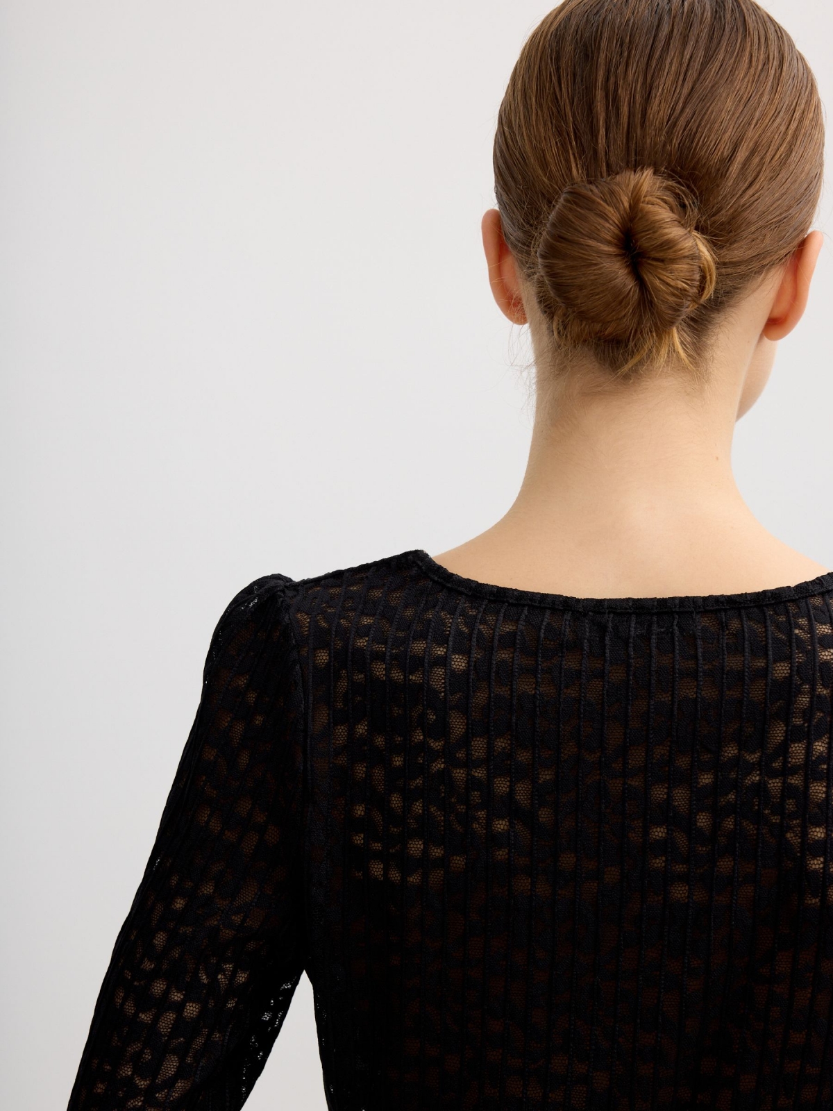 Blusa rendada preto vista detalhe