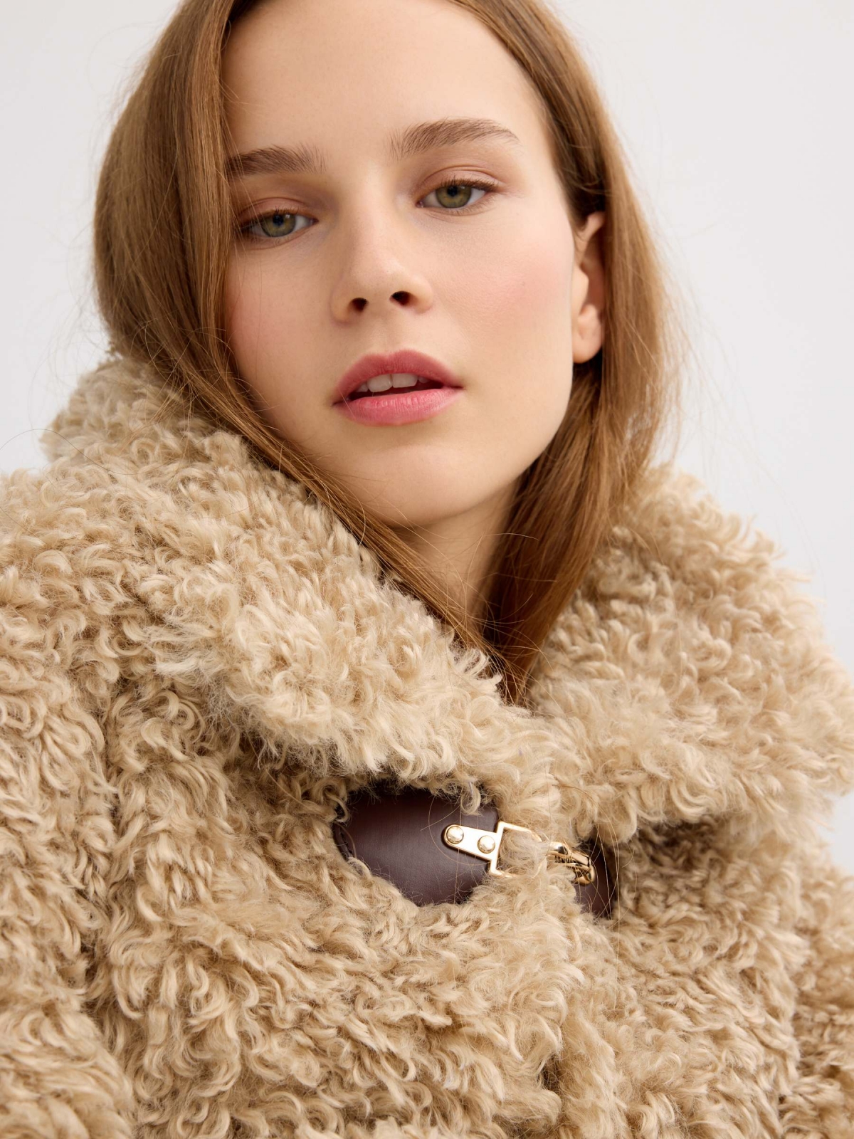 Chaqueta efecto pelo marrón claro vista detalle