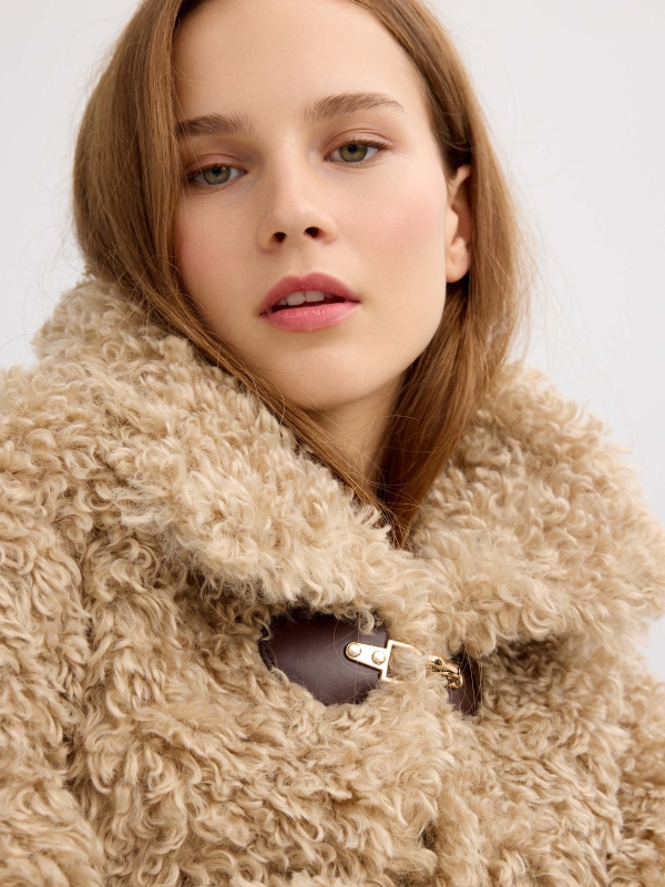 Chaqueta efecto pelo marrón claro vista detalle