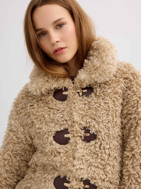 Chaqueta efecto pelo marrón claro vista detalle