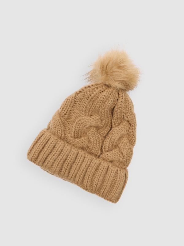 Gorro camel con pompón marrón vista lateral trasera 45º