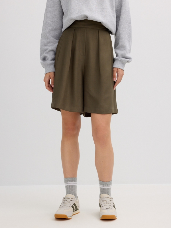 Smooth Bermuda green middle back view