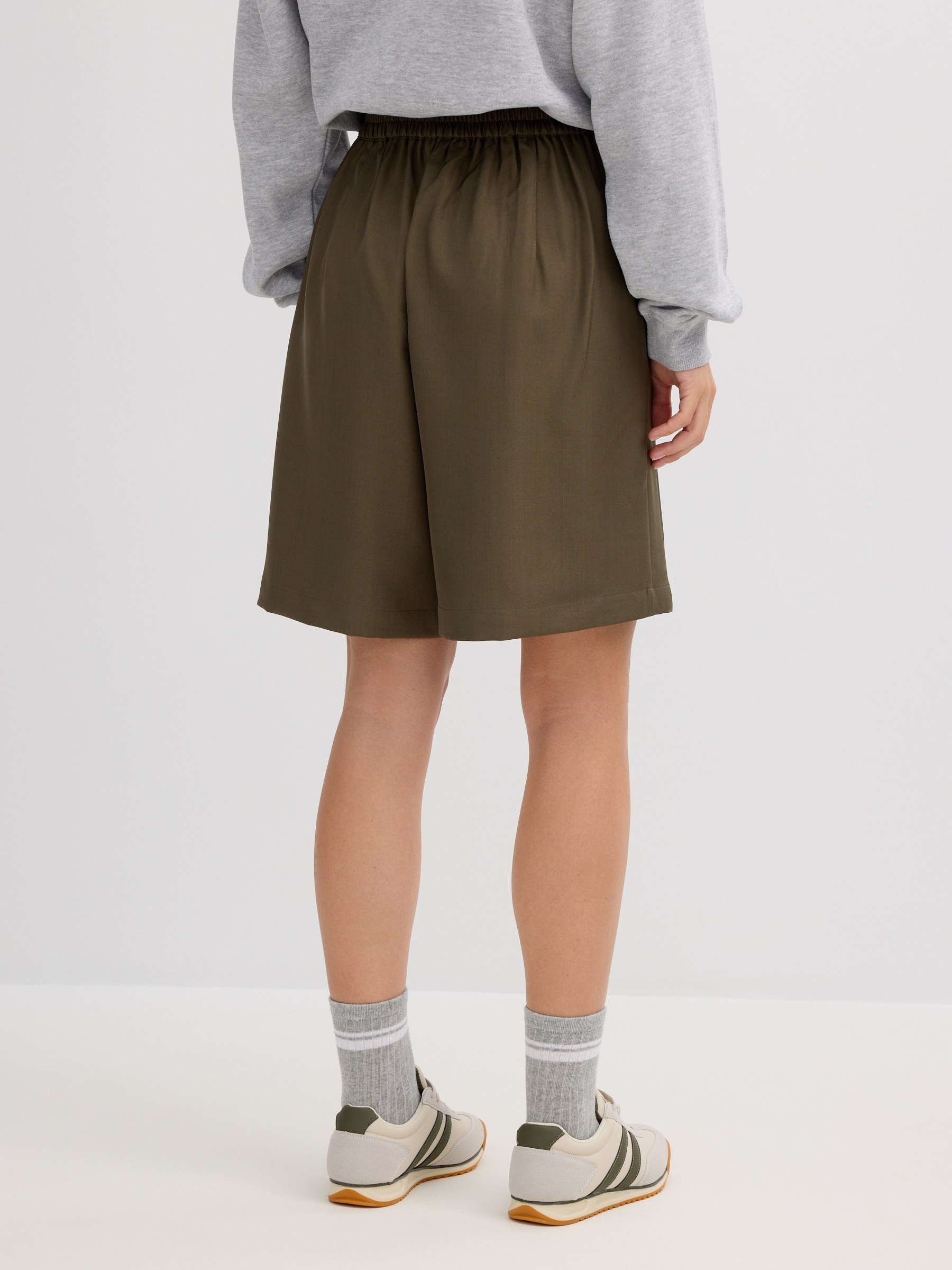 Bermuda lisa verde vista media frontal