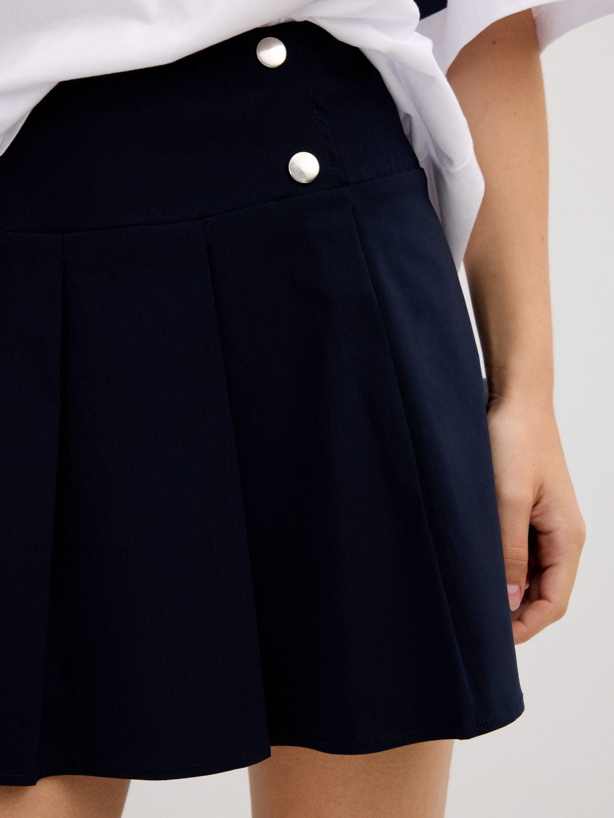 Falda mini plisada azul marino vista detalle