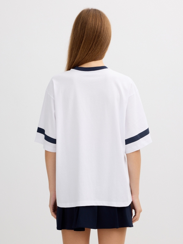 Camiseta deportiva oversize blanco vista media trasera