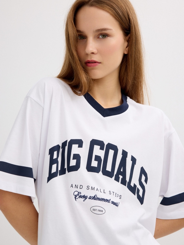 Camiseta deportiva oversize blanco vista detalle