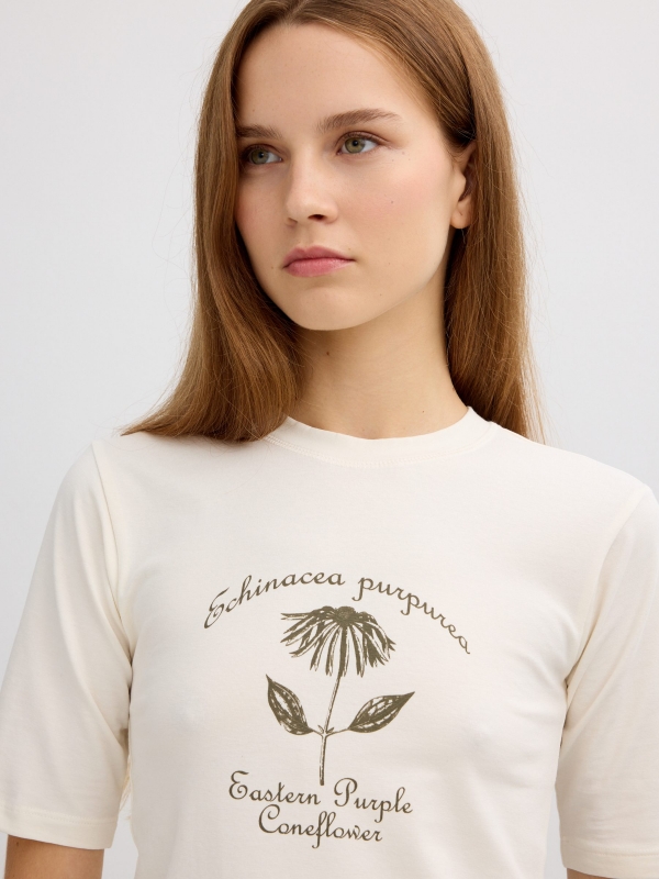 Camiseta estampado flores blanco roto vista detalle