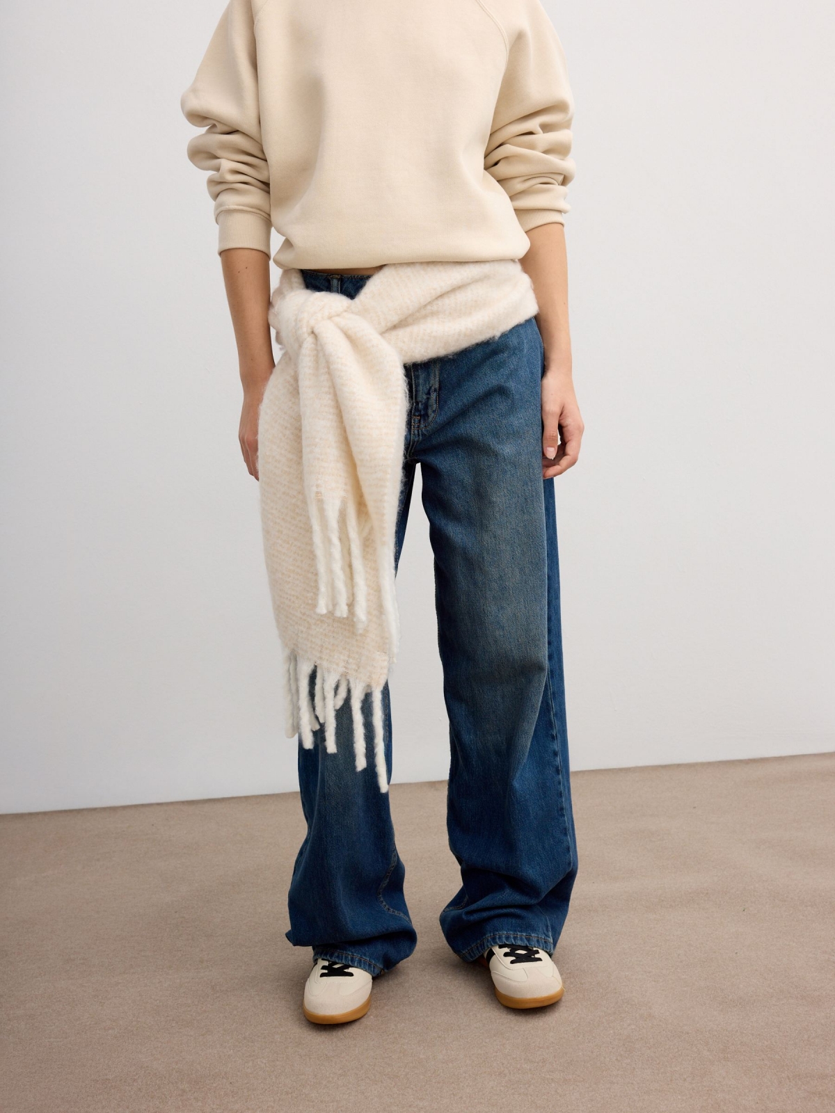 Bufanda estampado beige beige con modelo