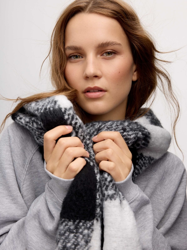 White and black checkered scarf with fringes black with a model