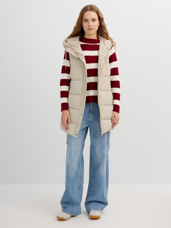 Colete comprido acolchoado com capuz taupe vista geral frontal