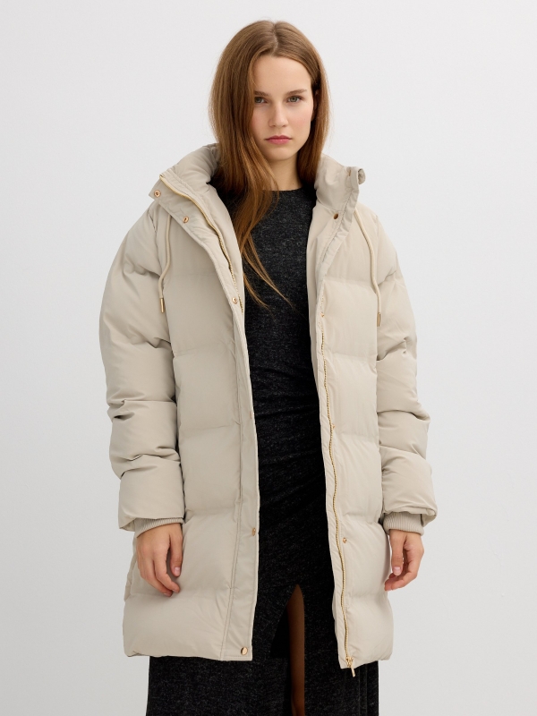 Anorak largo acolchado con capucha taupe vista media frontal
