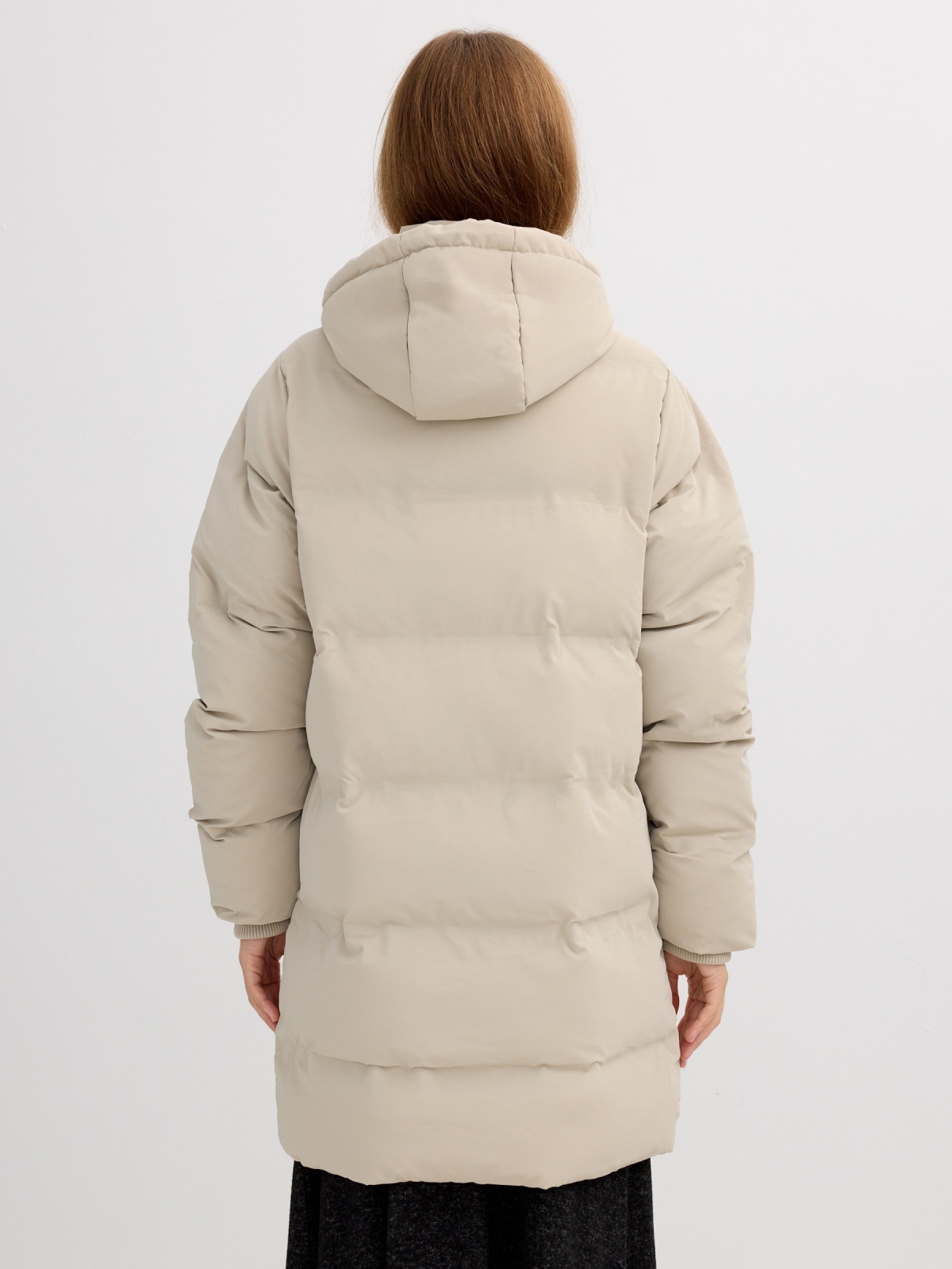 Anorak largo acolchado con capucha taupe vista media trasera