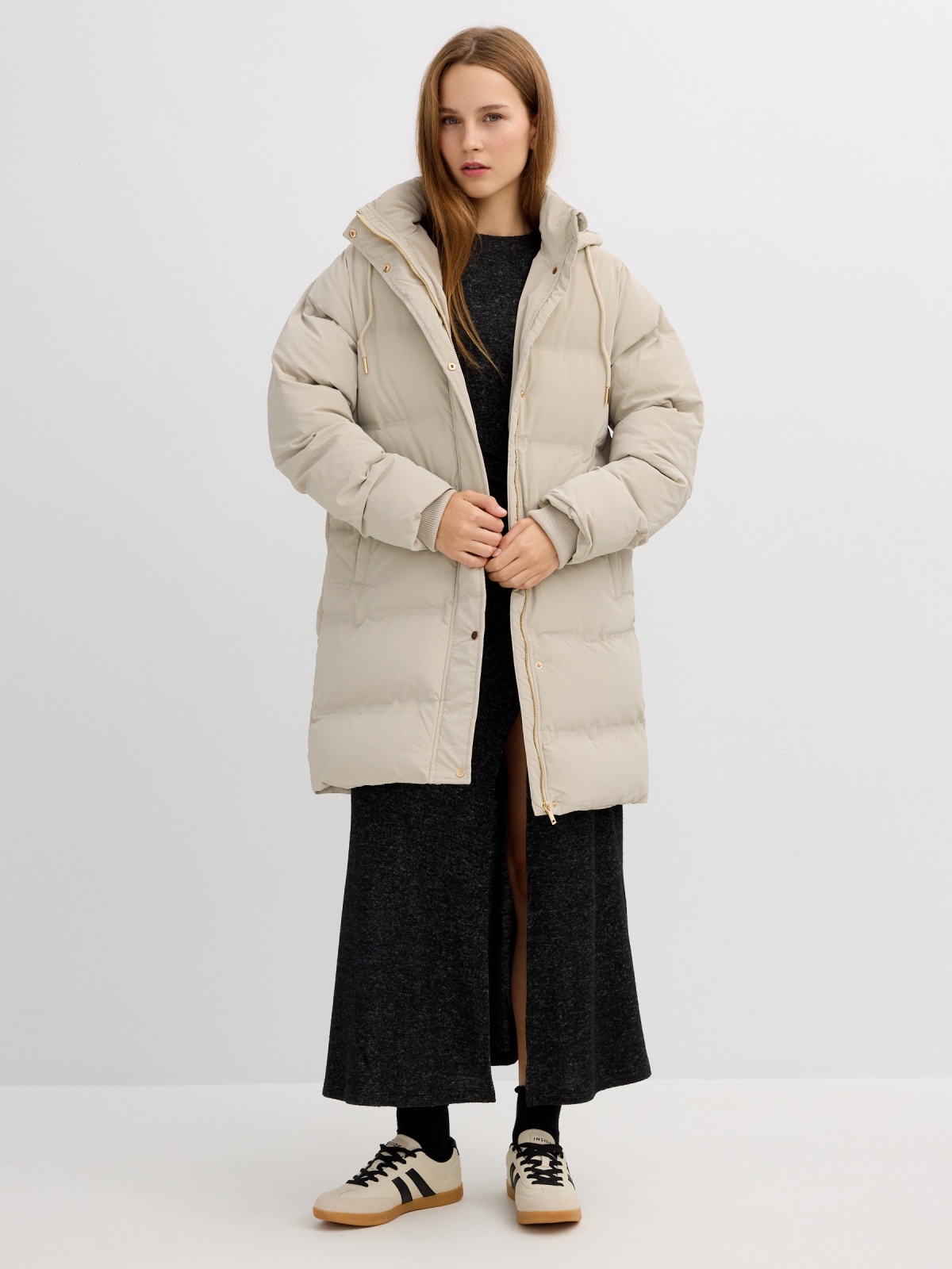Anorak largo acolchado con capucha taupe vista general frontal