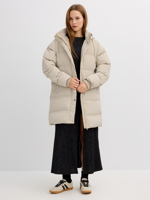 Anorak largo acolchado con capucha taupe vista general frontal