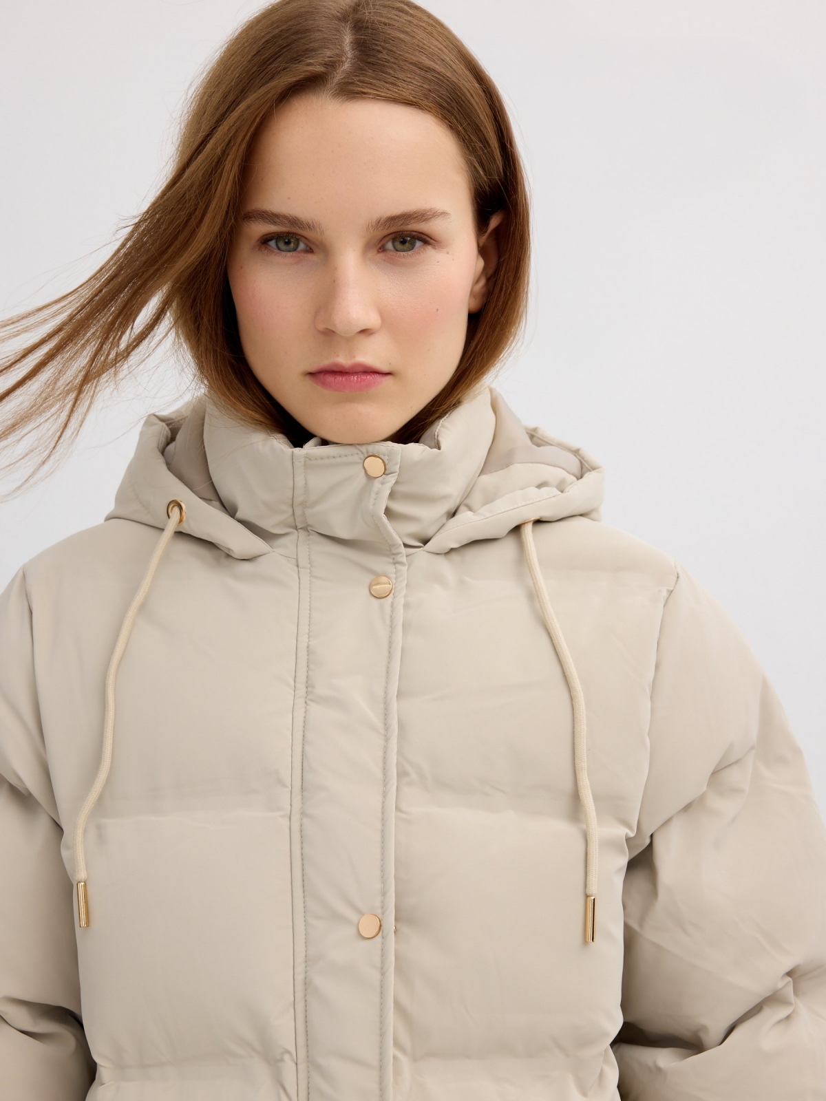 Anorak largo acolchado con capucha taupe vista detalle