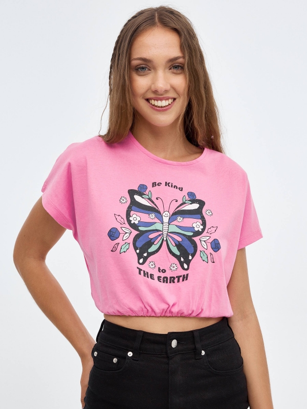 T-shirt de cultivo com lacagem rosa vista meia frontal