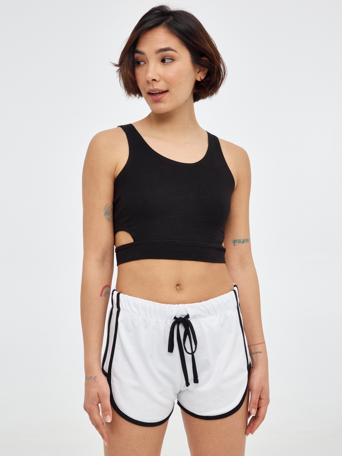 Short ribetes contraste blanco vista media frontal