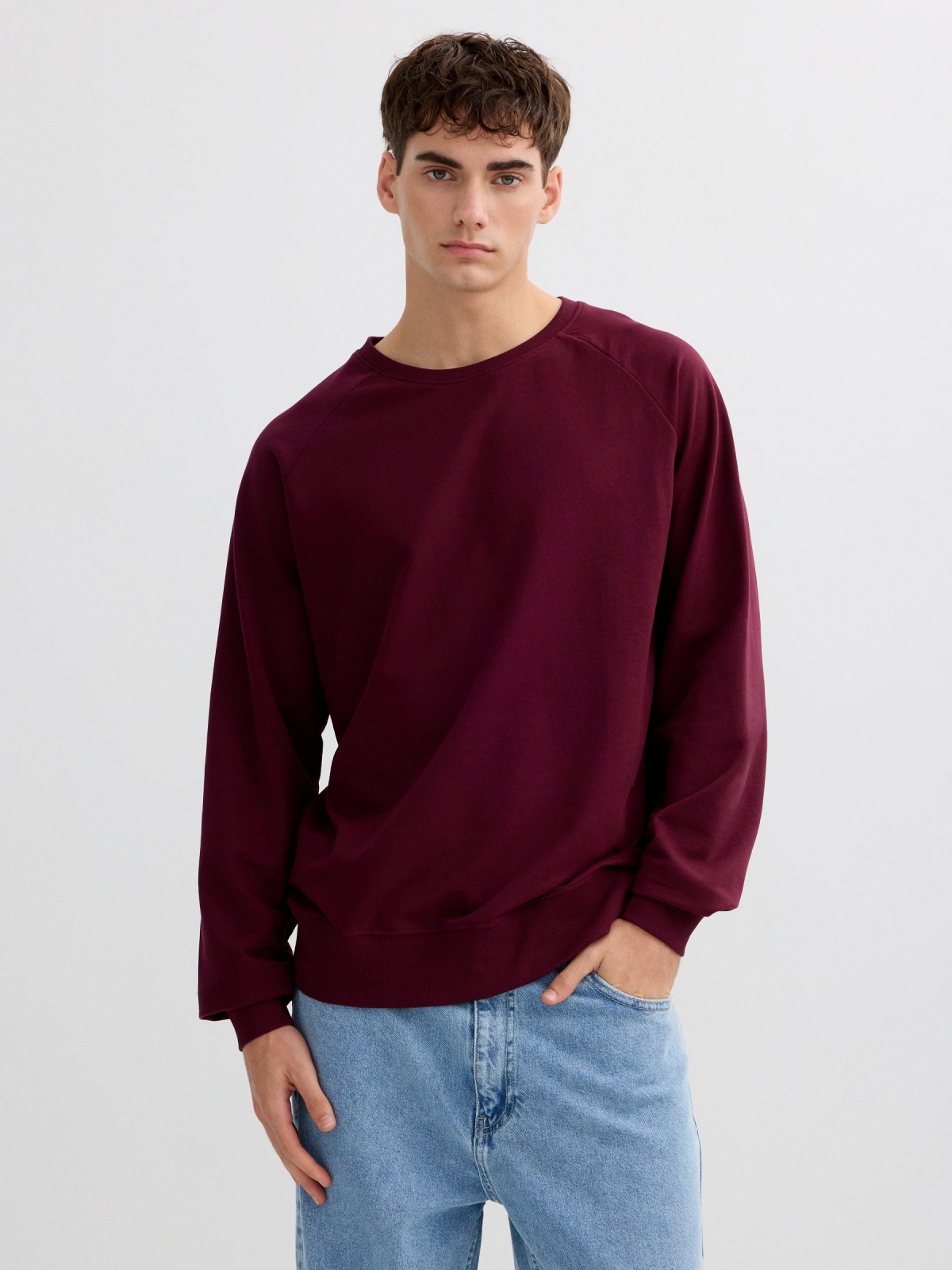 Sudadera básica con texto granate vista media frontal