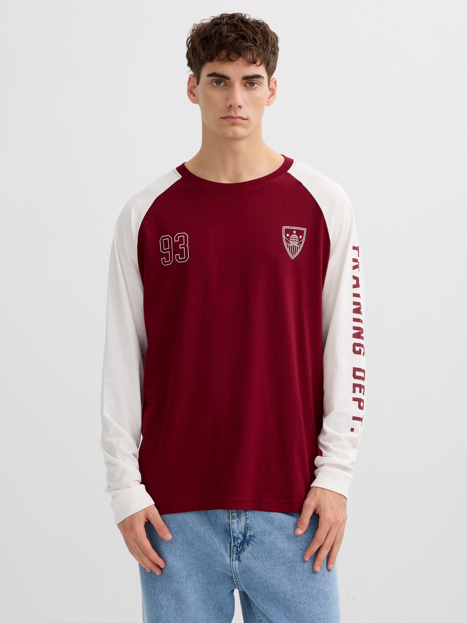 Camiseta manga larga universitaria burdeos vista media frontal