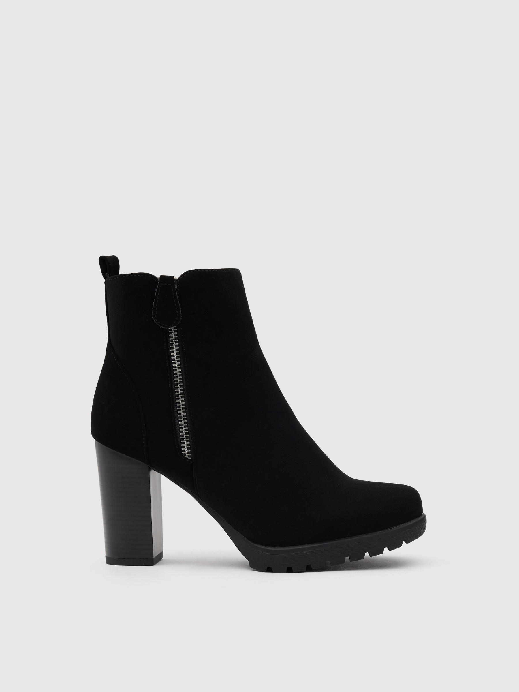 Modern heeled ankle boots black