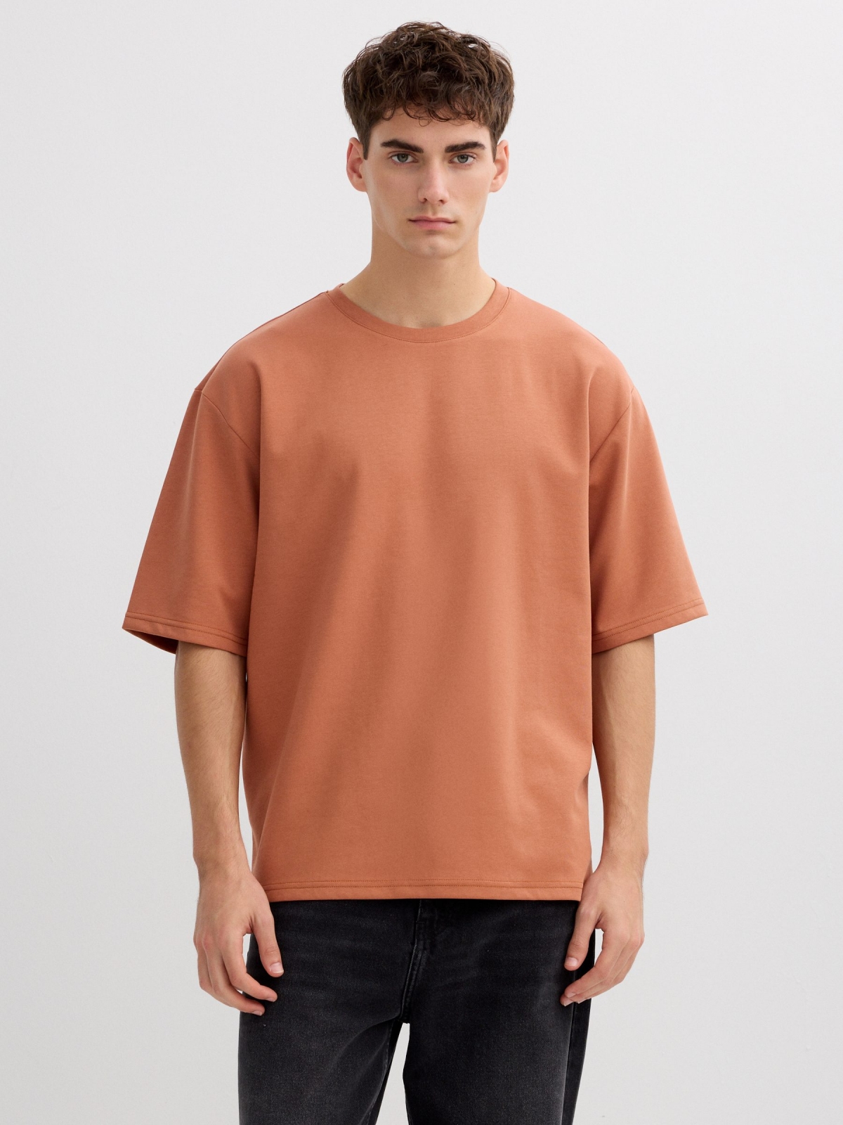 Camiseta oversize lisa marrón vista media frontal
