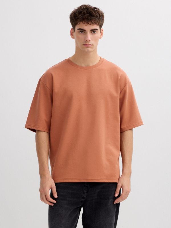 Camiseta oversize lisa marrón vista media frontal