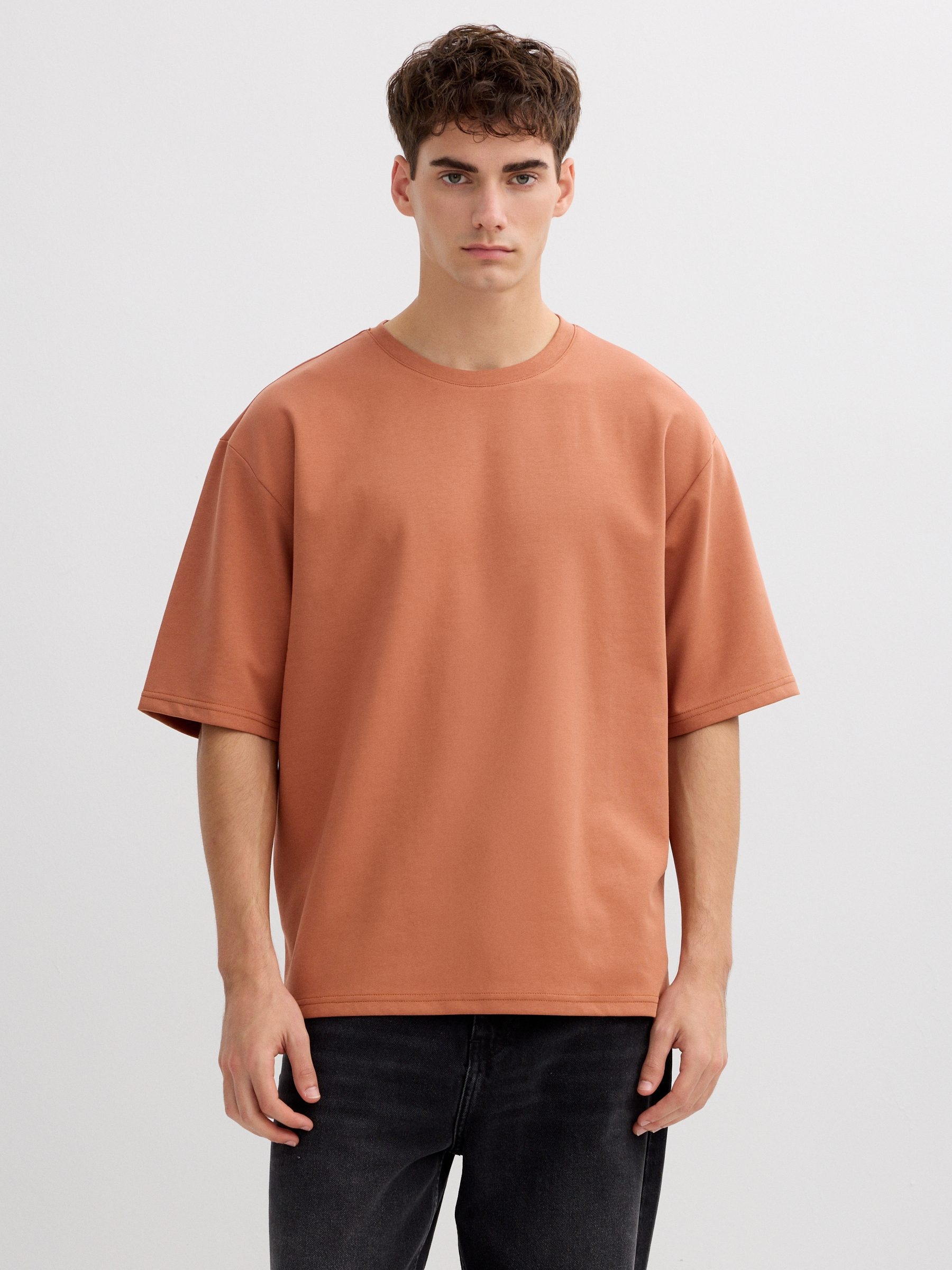 Camisola oversize lisa marrom vista meia frontal