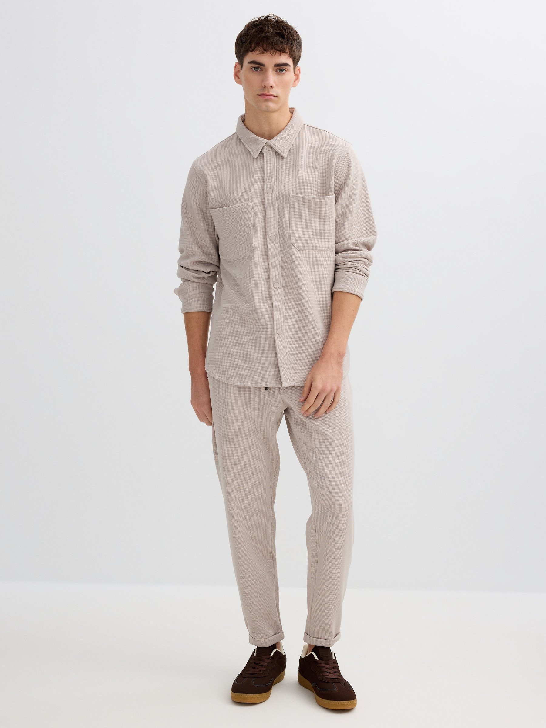 Jogger desportivo felpudo bege crua vista geral frontal