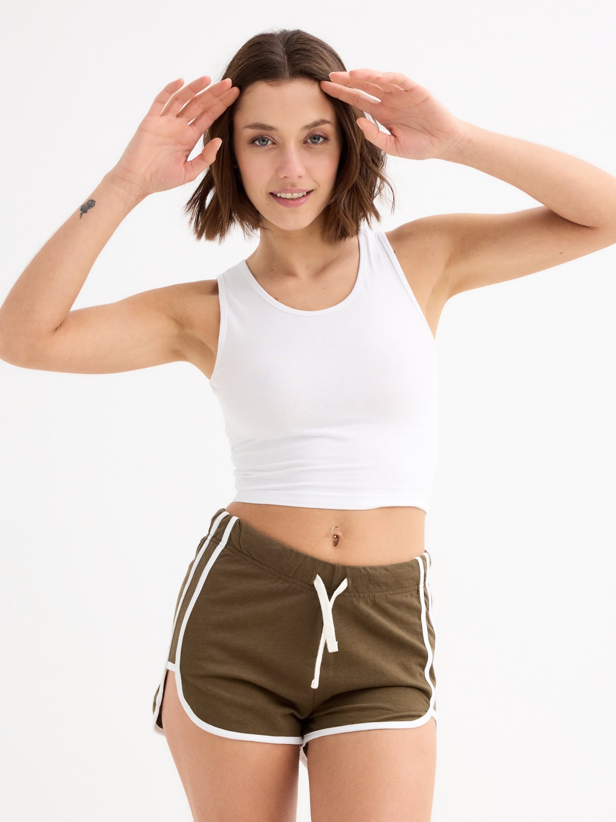 Curta contrastes de bordas verde oliva vista meia frontal