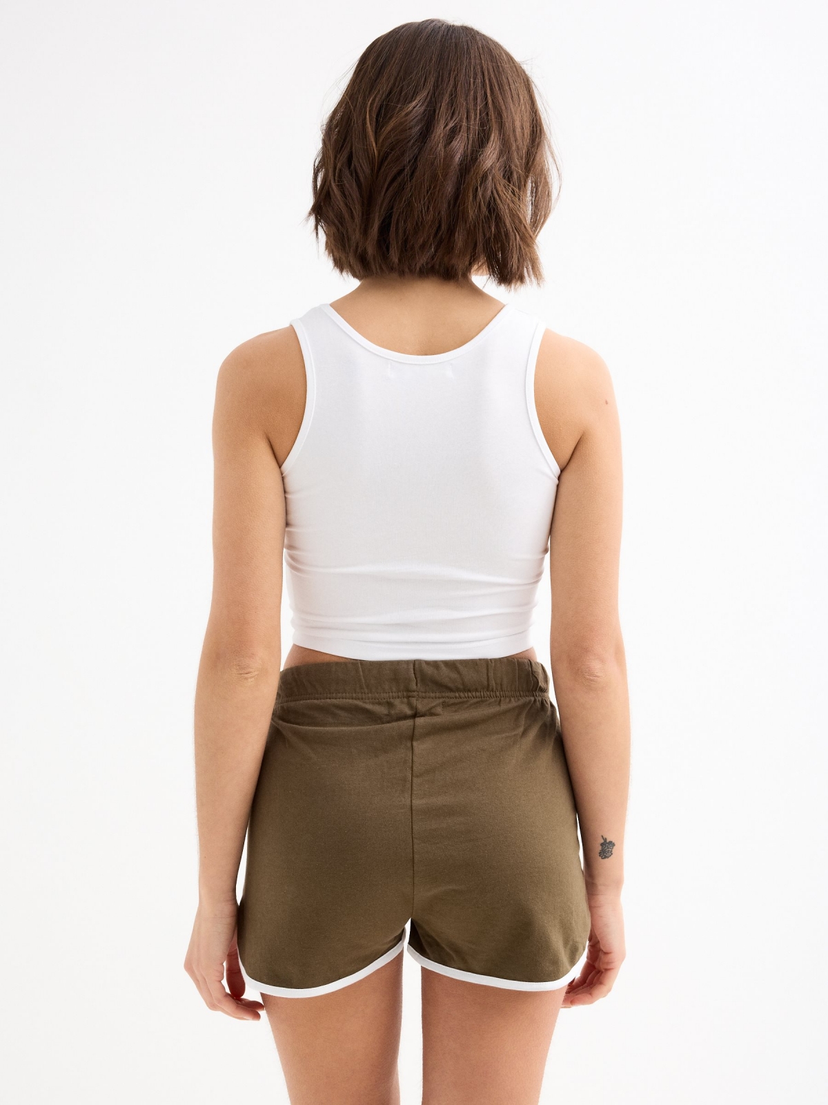 Curta contrastes de bordas verde oliva vista meia traseira