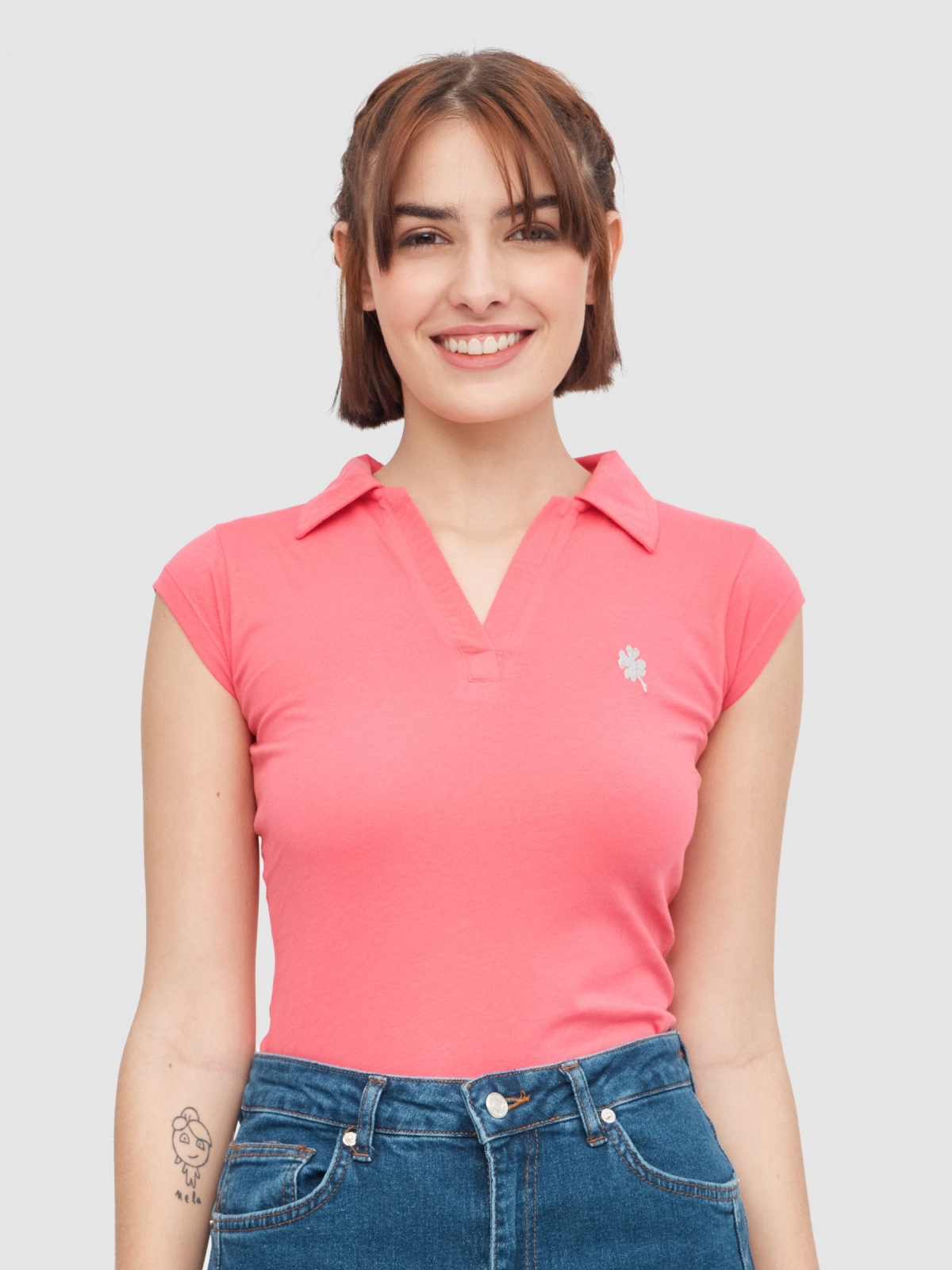Camiseta polo bordado coral vista media frontal